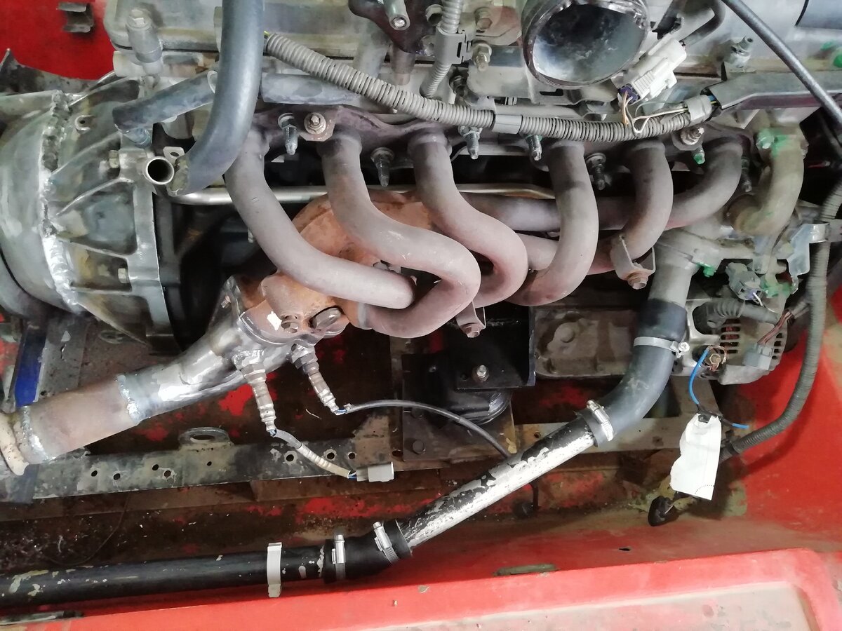 Коллектор 1JZ с установленной приёмной трубой. Кронштейны подушек двигателя изготовлены самостоятельно. Моторы часто приходят без них