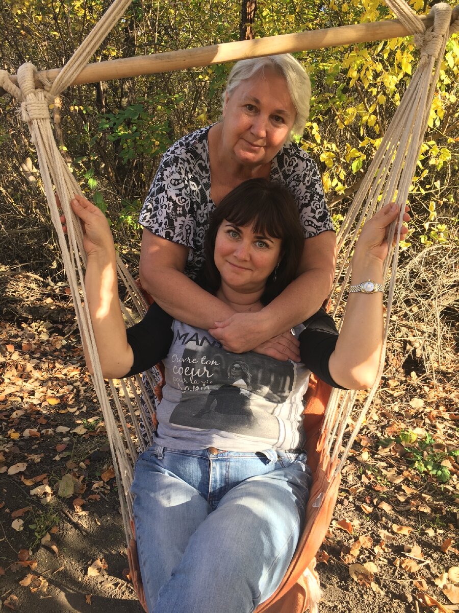 Я с мамой в гамаке на даче