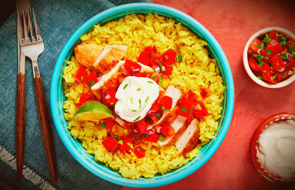 Курица и пикантный рис.