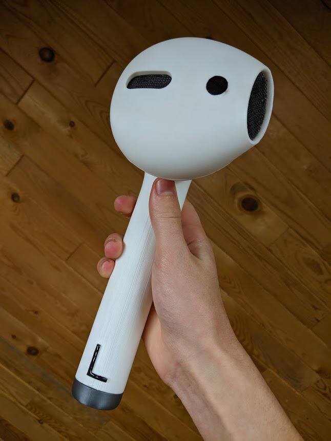 Аарон утверждает, что этот AirPod в высоту всего 10 дюймов (25,4 см), но наушник кажется гораздо большим. Фото: Аарон Бекман / Reddit