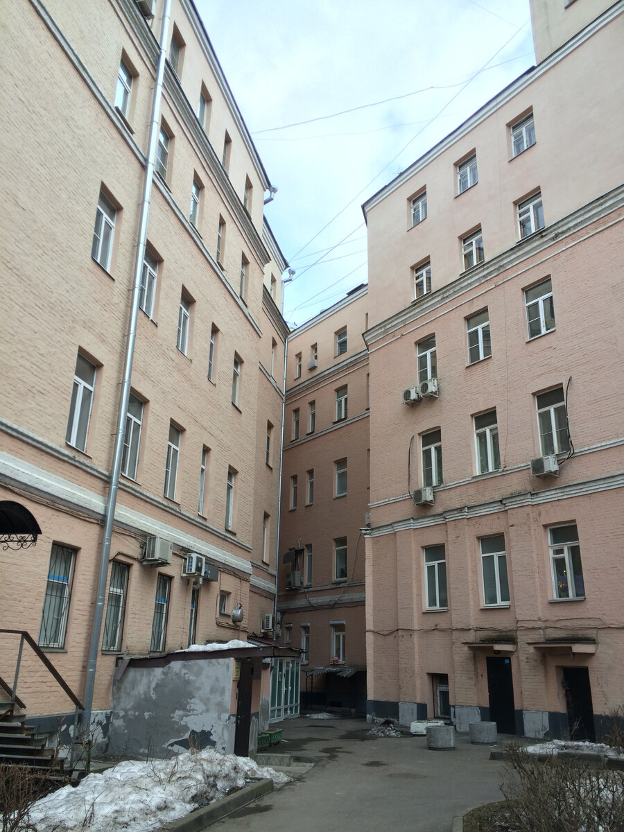 Во внутреннем дворе дома братьев Армянских