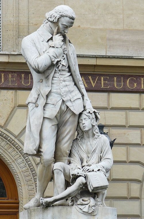 Памятник Валентину Гаюи и его первому ученику Франсуа де Лезюеру. Фото из Википедии 