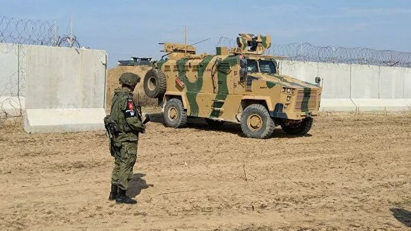  При этом Россия рассматривается как наиболее вероятный противник, и Соединенные Штаты должны "попытаться подчинить себе страну вместе с ее геополитическим пространством".Издание подчеркивает, что России в чрезвычайно сложных обстоятельствах "удалось совершить несколько мастерских шахматных ходов" – добиться успеха в Сирии, наладить отношения с Турцией и Израилем, в то время как Вашингтон "потерпел унизительное поражение на Ближнем Востоке".14 ноября, 06:35В США оценили вероятность столкновения с российскими военными в Сирии
 