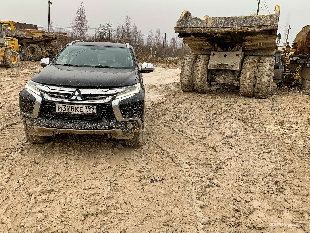 Нашёл в поле свалку с ржавеющей сельхозтехникой и комбайнами из СССР «Нива»  🤪⚙️💪 | Промышленный турист | Дзен