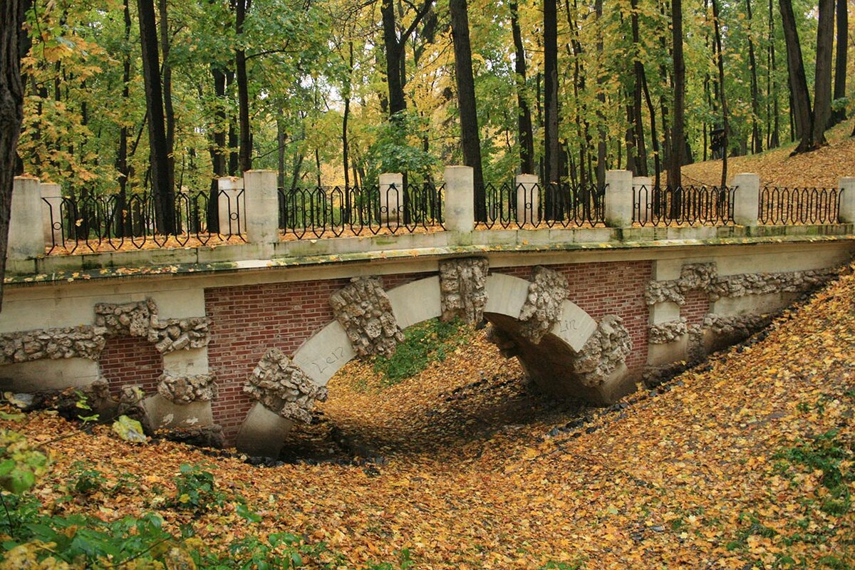 Тот самый мост, правда раньше он был без ограды.