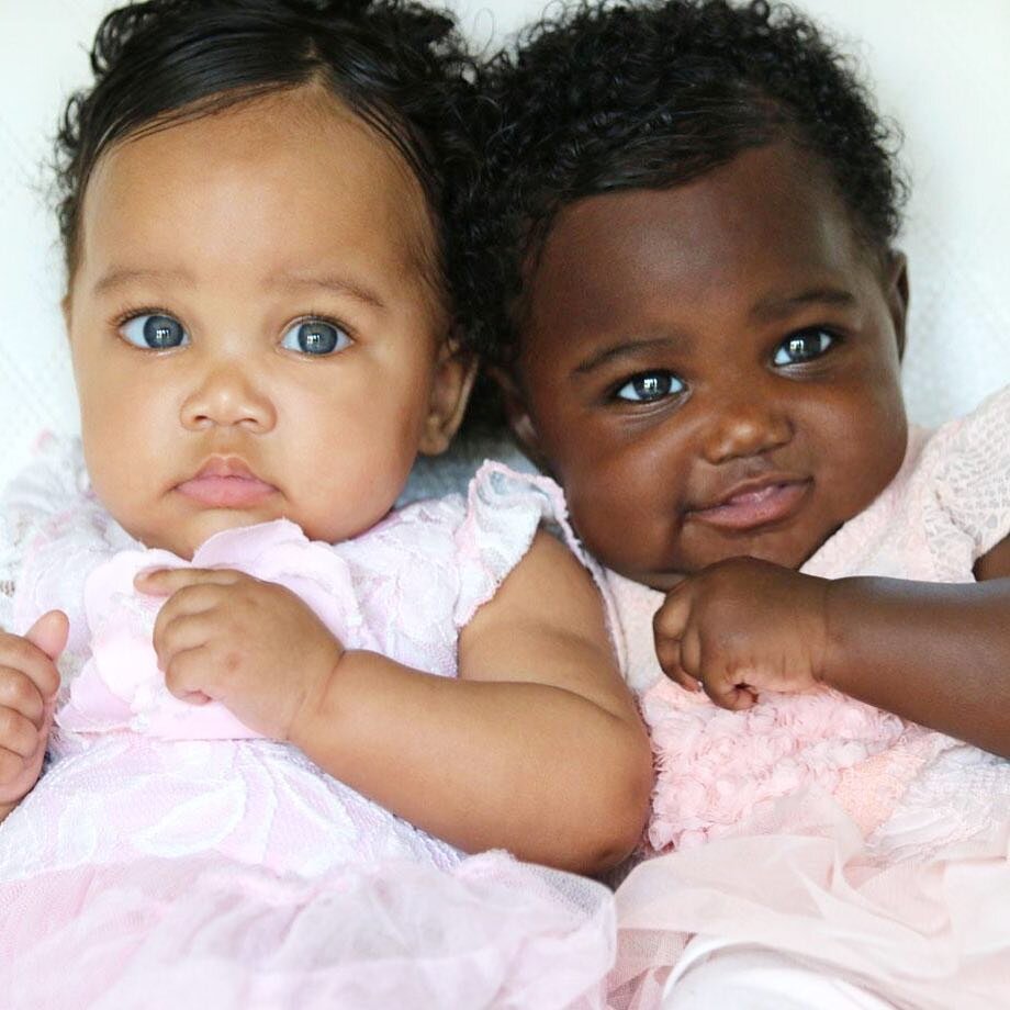 Какая девушка близнец. Дети с разным цветом кожи. Близняшки с разным цветом кожи. Красивый Смуглый ребенок. Двойняшки с разным цветом кожи.