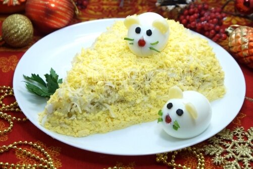 ”Встречайте новый год 2020 с новогодним салатом «СыыРрр». Порадуйте символ года приятным сюрпризом.„ Время приготовления 40 минутИнгредиенты:Сыр150 гКопченая куриная грудка1/2 штЯйца4 штКартофель2 штОгурцы маринованные2 штМайонез2 ст. л.Оливки2 штЗерна граната2-3 штПриготовление: