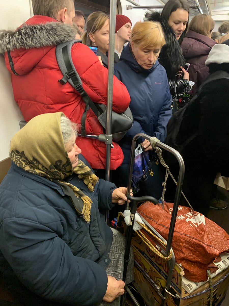 Бронебойная старуха, с грузом всей жизни в мощных руках