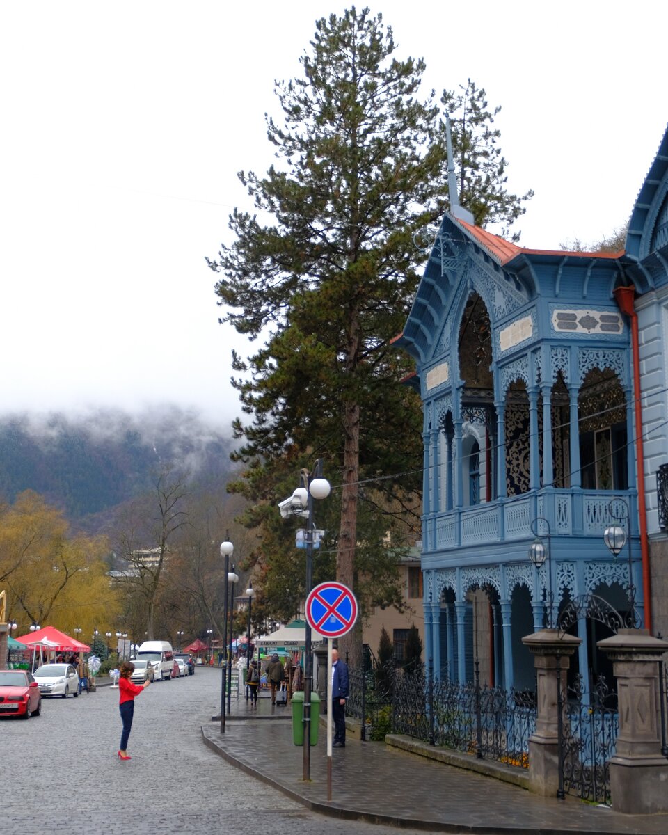 Дом Мирза-Риза-хана в центре.