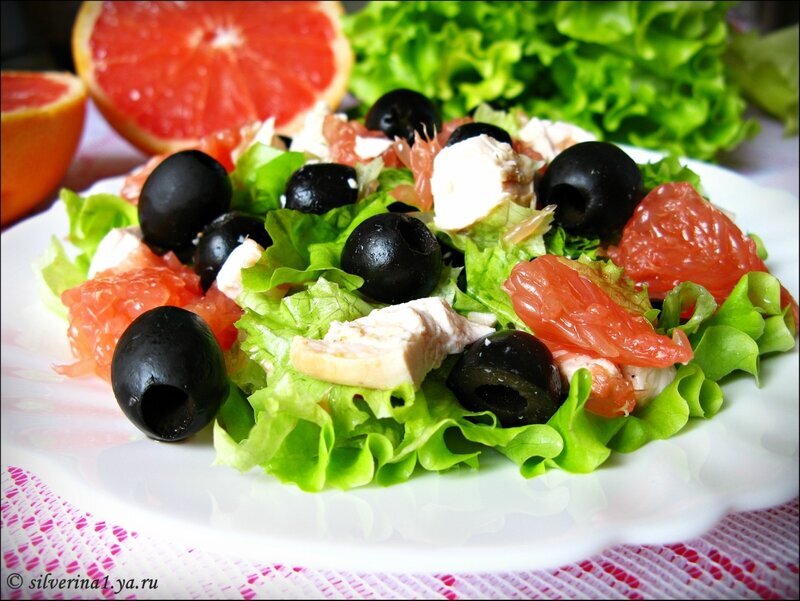 салат с маслинами и курицей