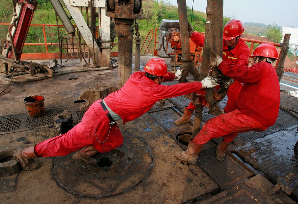 Бурят добыча. PETROCHINA— китайская нефтегазовая. Женщины на буровой. Несчастный случай на буровой.