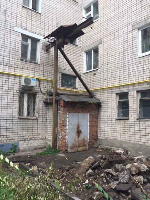 страшные конструкции, портящие внешний вид и не работающие давным давно