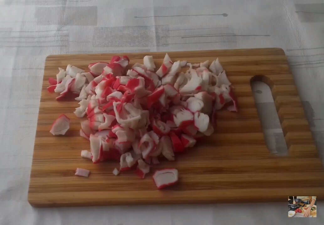 Нарезаем крабовое мясо 100 гр