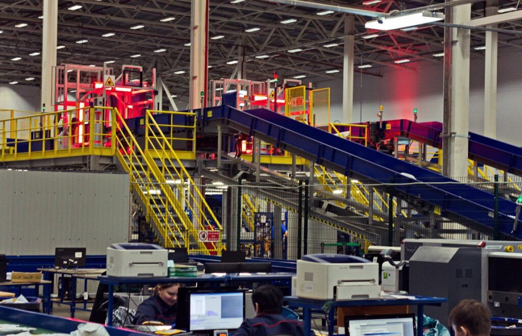 Сортировочные центры по возможности строят вдали от жилмассивов - шум машин и лент слышен даже за сотни метров.