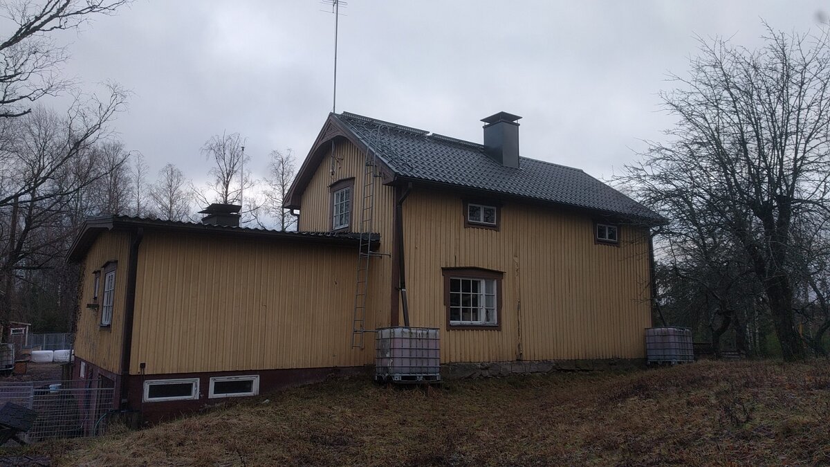 Задняя часть дома. Внешние пожарные лестницы - обязательный элемент в Финляндии. 