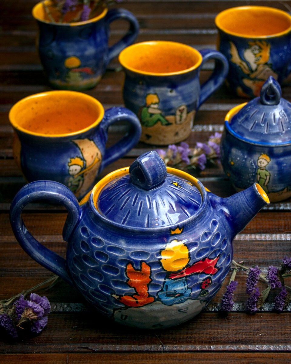 8. — На твоей планете, — сказал Маленький принц, — люди выращивают в одном саду пять тысяч роз… и не находят того, что ищут… — Не находят, — согласился я.
— А ведь то, чего они ищут, можно найти в одной-единственной розе…

9. — A где же люди? – вновь заговорил наконец Маленький принц. – В пустыне так одиноко…
— Среди людей тоже одиноко.

10. У людей уже не хватает времени что-либо узнавать. Они покупают вещи готовыми в магазинах. Но ведь нет таких магазинов, где торговали бы друзьями, и потому люди больше не имеют друзей.

11. Когда говоришь взрослым: «Я видел красивый дом из красного кирпича, в окнах у него герань, а на крыше голуби», – они никак не могут представить себе этот дом. Им надо сказать: «Я видел дом за сто тысяч франков». И тогда они восклицают: «Какая красота!»
Взрослые очень любят цифры. Когда рассказываешь им, что у тебя появился новый друг, они никогда не спросят о самом главном. Никогда они не скажут: «А какой у него голос? В какие игры он любит играть? Ловит ли он бабочек?» Они спрашивают: «Сколько ему лет? Сколько у него братьев? Сколько он весит? Сколько зарабатывает его отец?» И после этого воображают, что узнали человека.

12. Довольно только передвинуть стул на несколько шагов. И ты снова и снова смотришь на закатное небо, стоит только захотеть.


