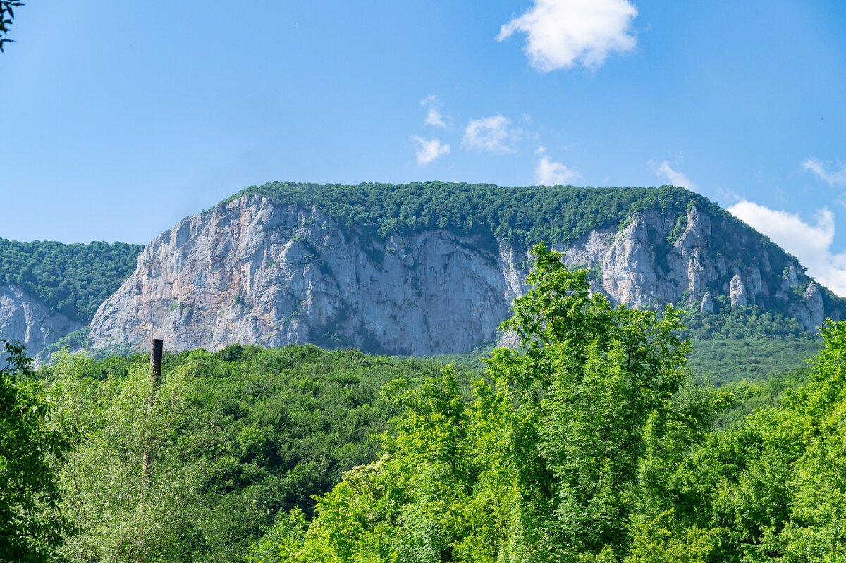2. Вид с асфальтовой дороги на северную часть горы Седам-кая.