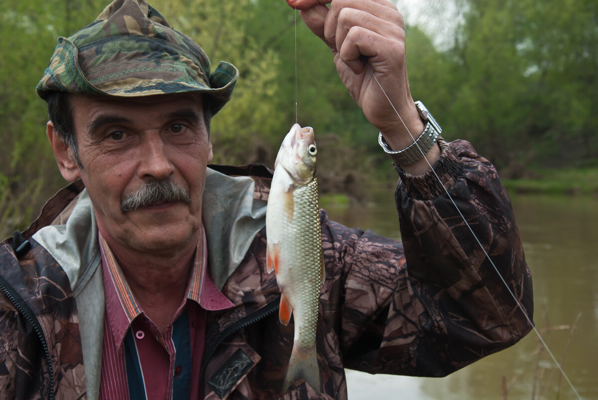 Был на рыбалке поймал рыбу. Мужчина на рыбалке. Дед рыболов. Старик Рыбак. Дед на рыбалке.