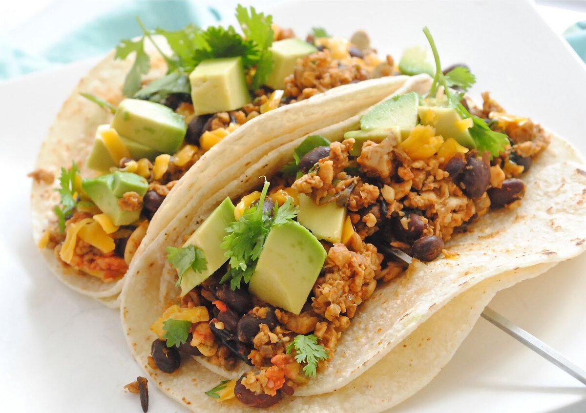 Добавьте соусы к тако: нарезанная томатная сальса с перцем чили и гуакамоле (авокадо молотый с солью и соком лайма). Фото Yandex