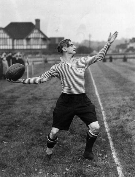 Александр Оболенский вводит мяч из аута.