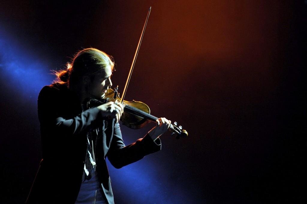 Фото: https://www.televisionando.it/gallery/sanremo-2012-le-foto-della-quarta-serata/212828/3/