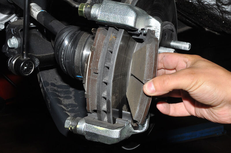 Тормозные колодки могут выглядеть нормально, но если после их установки появились рывки, надо принимать меры.