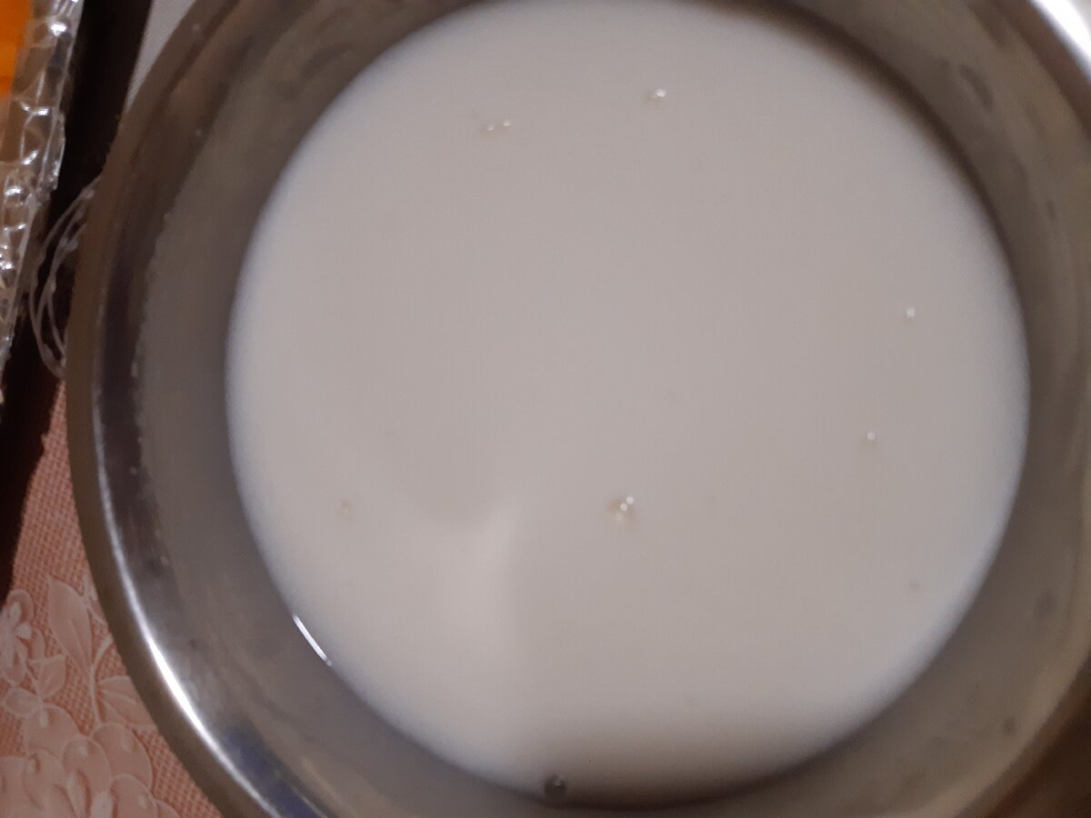 Сода с кефиром  вступила в реакцию, консистенции  поднялась. 