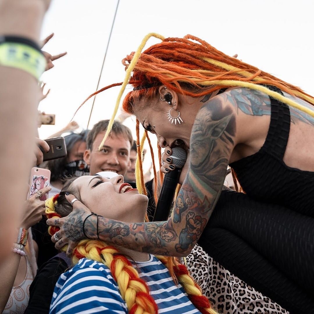 Лена на сцене