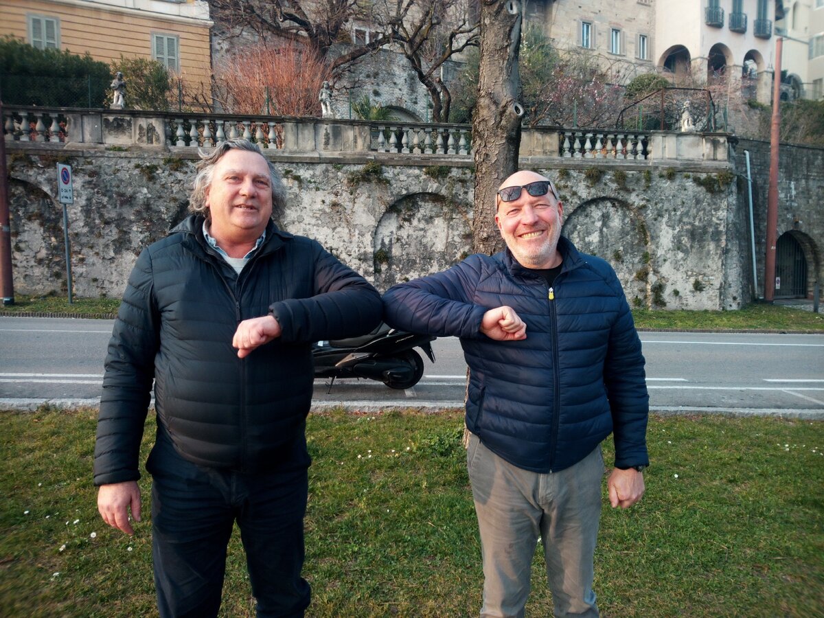 В Бергамо мужчины придумали новый способ здороваться без рукопожатий 