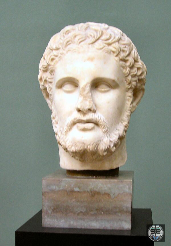 Филипп II был из династии Арджеди. Он не только реформировал македонскую армию, но и благодаря успехам войны он значительно расширил территорию государства. Его сын Александр Великий перенял его наследие .