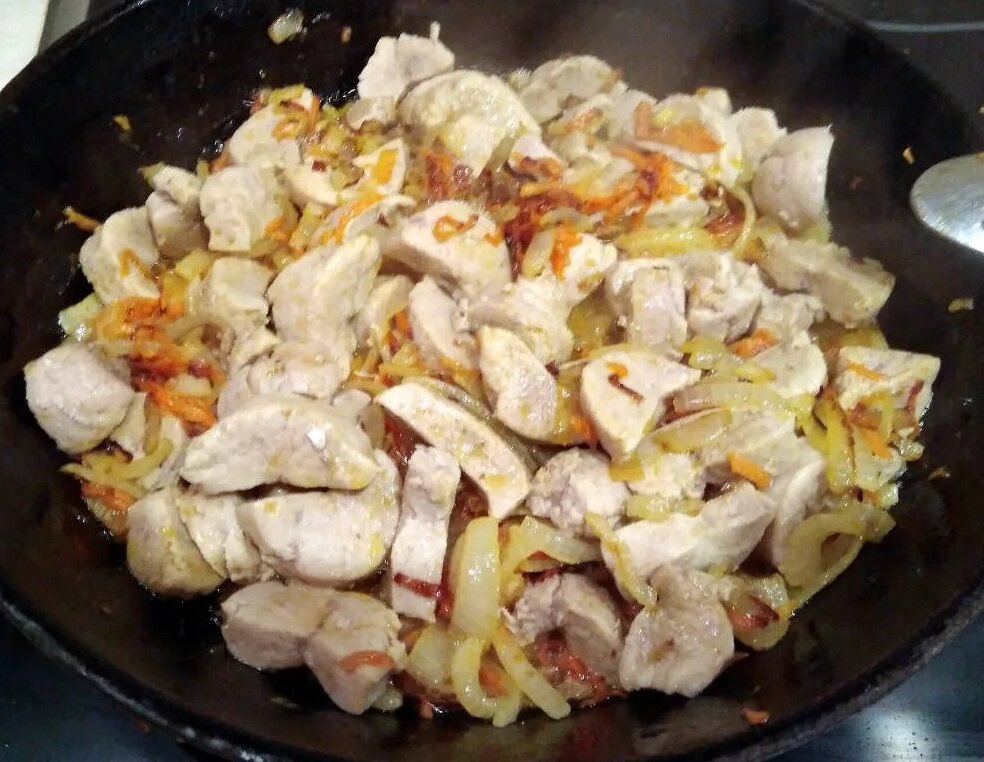 Жареные, порезанные бычьи яйца. Фото из открытых источников