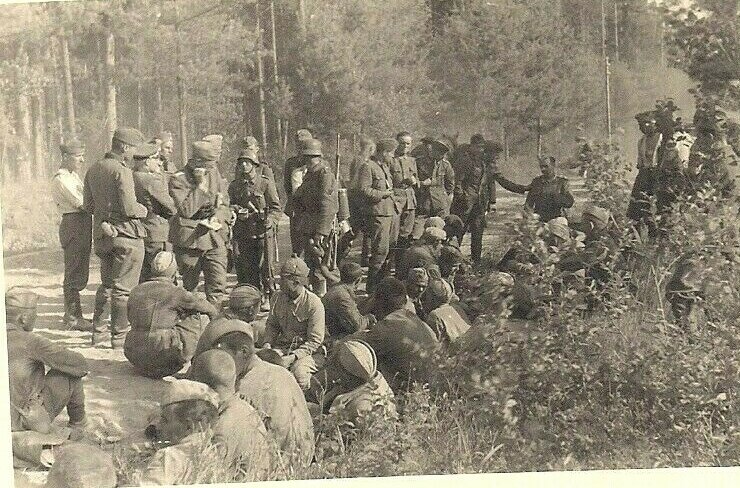 Плен 242. Солдат красной армии в плену. Пленные бойцы РККА В Одессе.