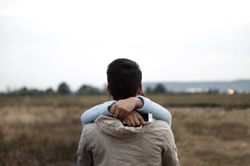 «Японцы часто говорят, что любовники любят лицом к лицу, глядя друг на друга, а супруги — плечом к плечу, то есть, вместе глядя на что-то ещё: на работу, дом, совместные увлечения, будущее семьи».      Из предисловия к роману.