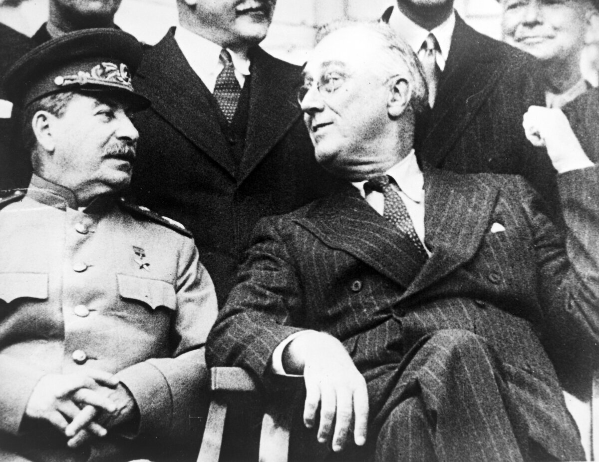 Сталин и Рузвельт на Тегеранской конференции в 1943 году