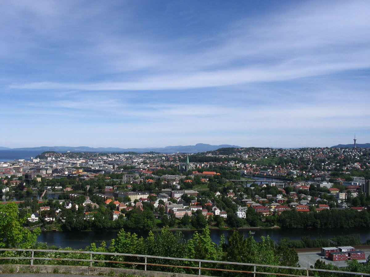 Невысокая застройка, много зелени. Так выглядит Тронхейм уже много веков подряд. Только телевышка добавилась.