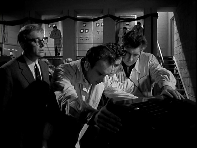 встреча солдат 1945. Arsenic and old lace фильм. старик из сериала великая 2020. старые кадры сериал 2020. кадры победы 1945.