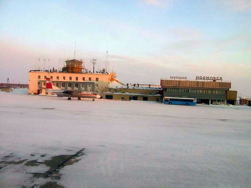 Норильск алыкель. Аэропорт Дудинка Красноярский край. Здание аэропорта Алыкель. Алыкель Дудинка. Старый аэропорт Норильск.