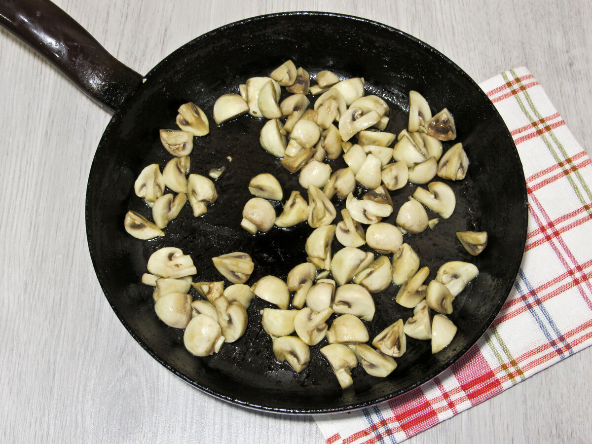 Сытное блюдо в пост: один из самых удачных рецептов приготовления картофеля с грибами в рукаве