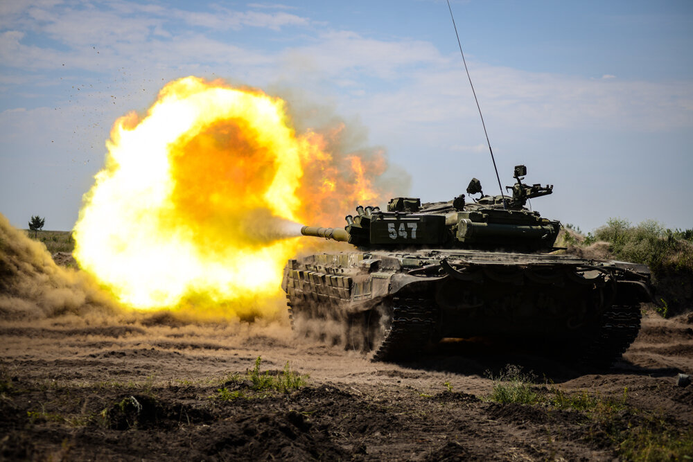 Т-72Б ведёт стрельбу