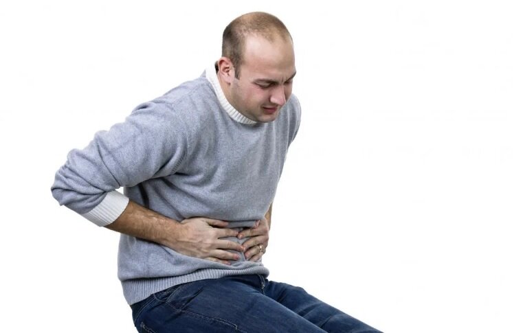 Дискомфорт в животе является симптомом как пищевого отравления, так и вирусов желудка, но другие симптомы могут помочь человеку понять разницу.