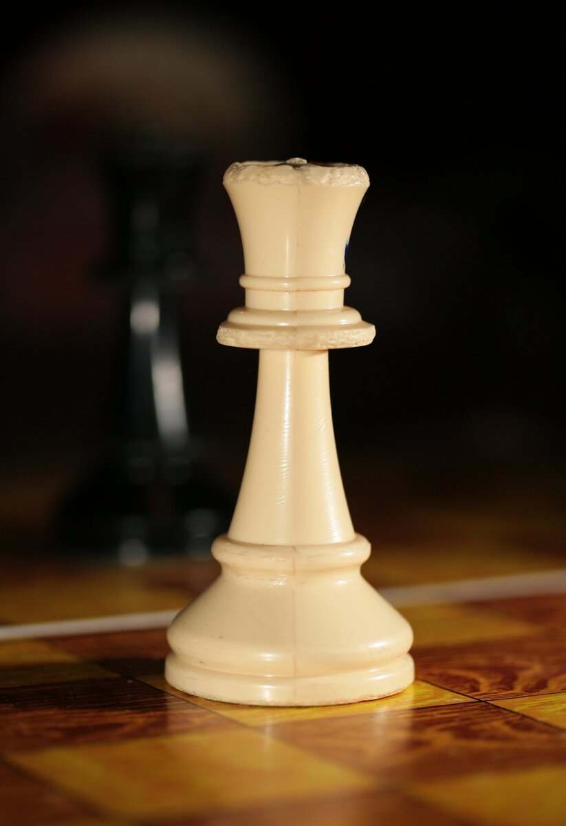 Шахматная фигура ферзь и Королева