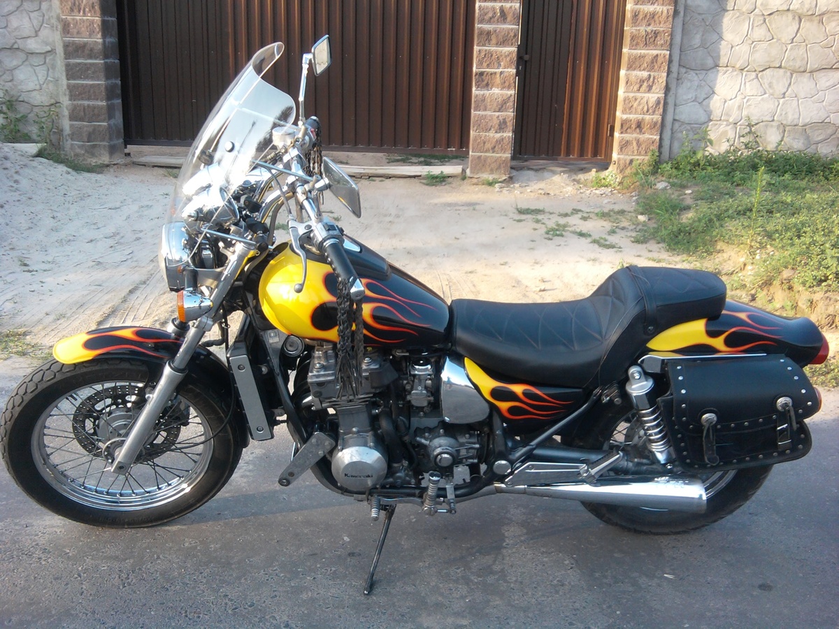 Вот он,мой первый мотоцикл. Kawasaki ZL 600 Eliminator. Легкий, маневренный красавец. При необходимости может ускориться просто лёгким поворотом ручки газа. Ведь сердце этого мотоцикла — рядная четвёрка жидкостного охлаждения, позаимствованная у спортбайка Kawasaki GPZ 600.