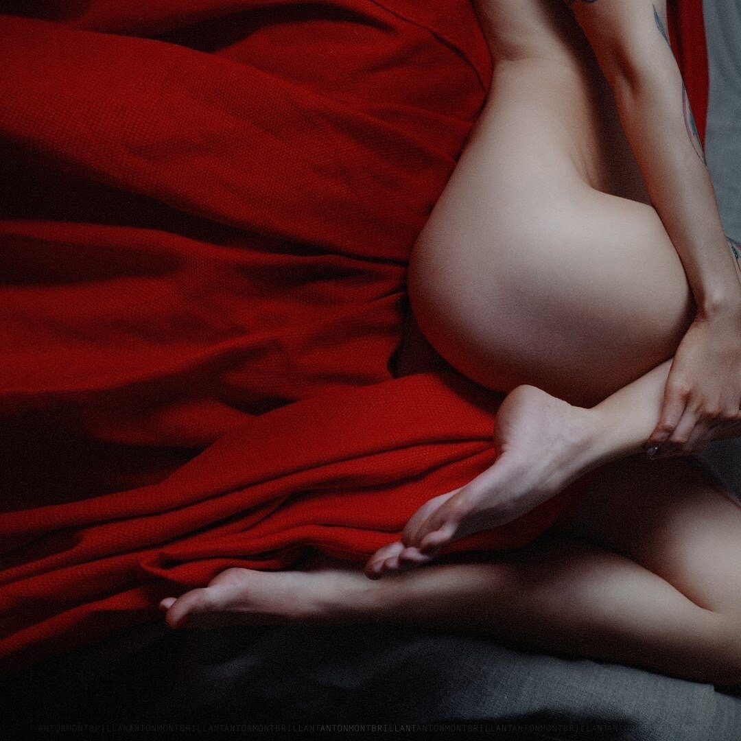 Недосказанность - одна из самых привлекательных черт.