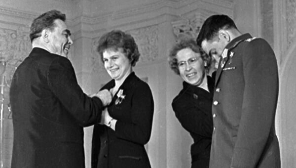 Брежнев награждает Терешкову  (изображение взято из интернета.)