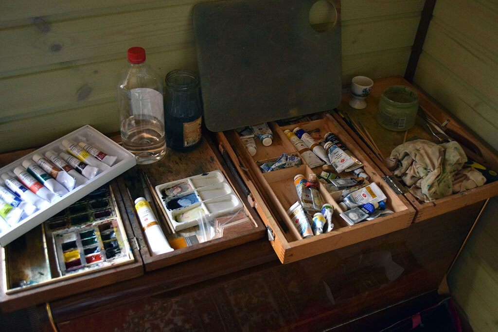 Краски были куплены лет 5 назад до всяких подорожаний и лежали тихохонько...