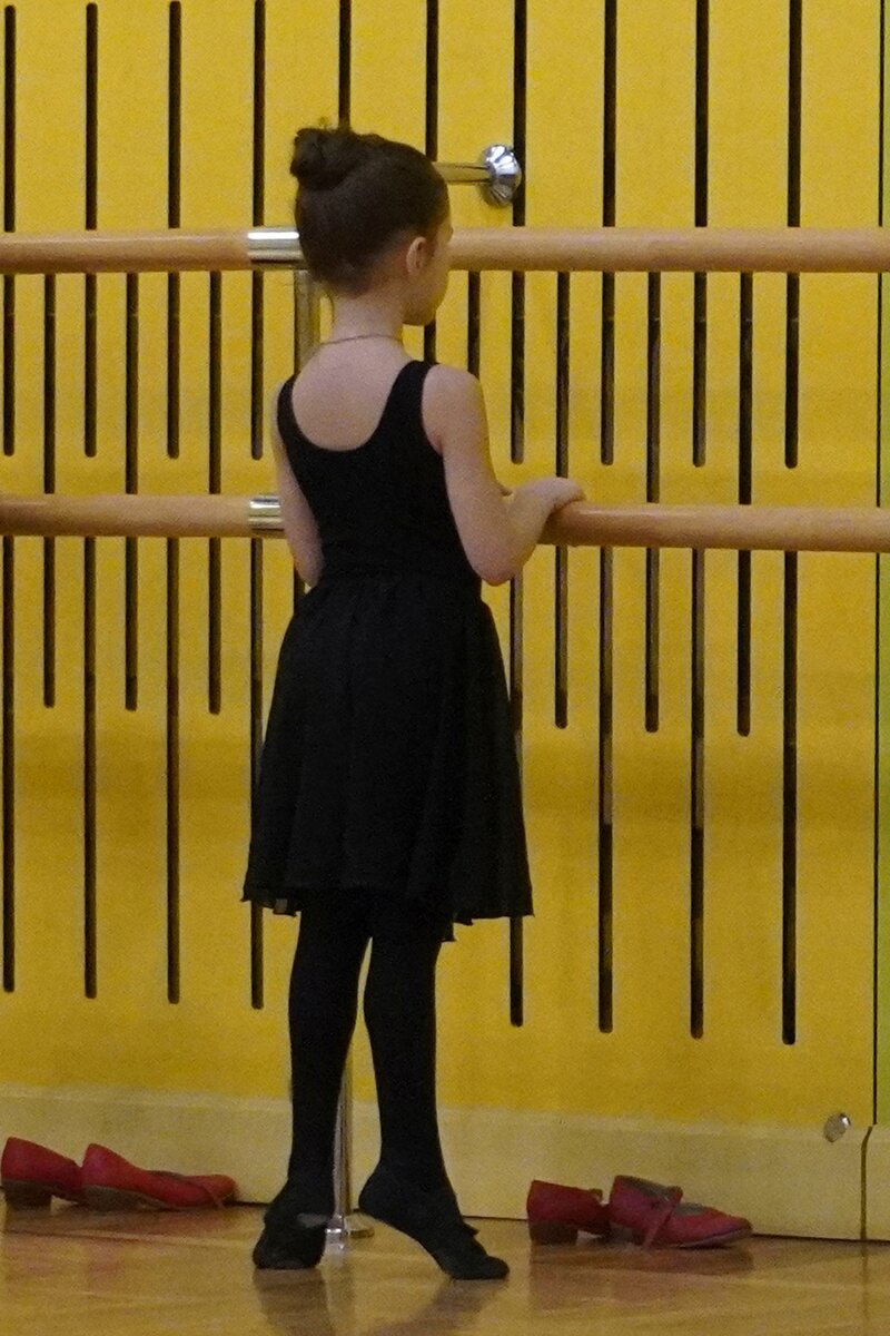 Разучиваем Relevé лицом к станку.