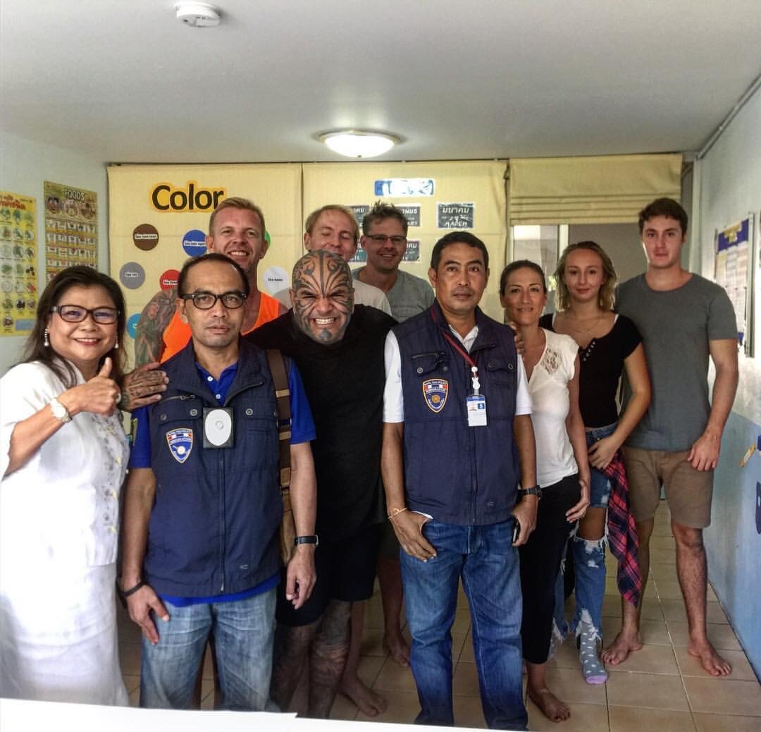 На этом фото те самые полицейские - которые проверяют у всех документы. 