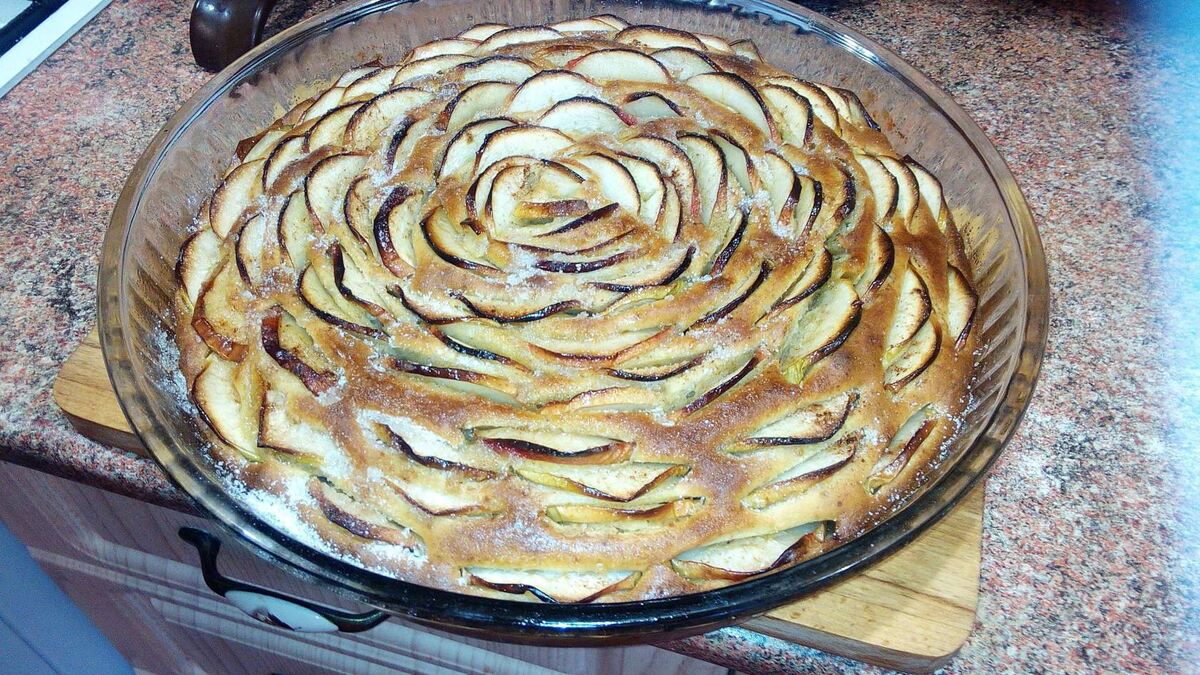 Есть такие пироги,которые можно готовить как с фруктами,так и с овощами,уменьшив количество сахара.