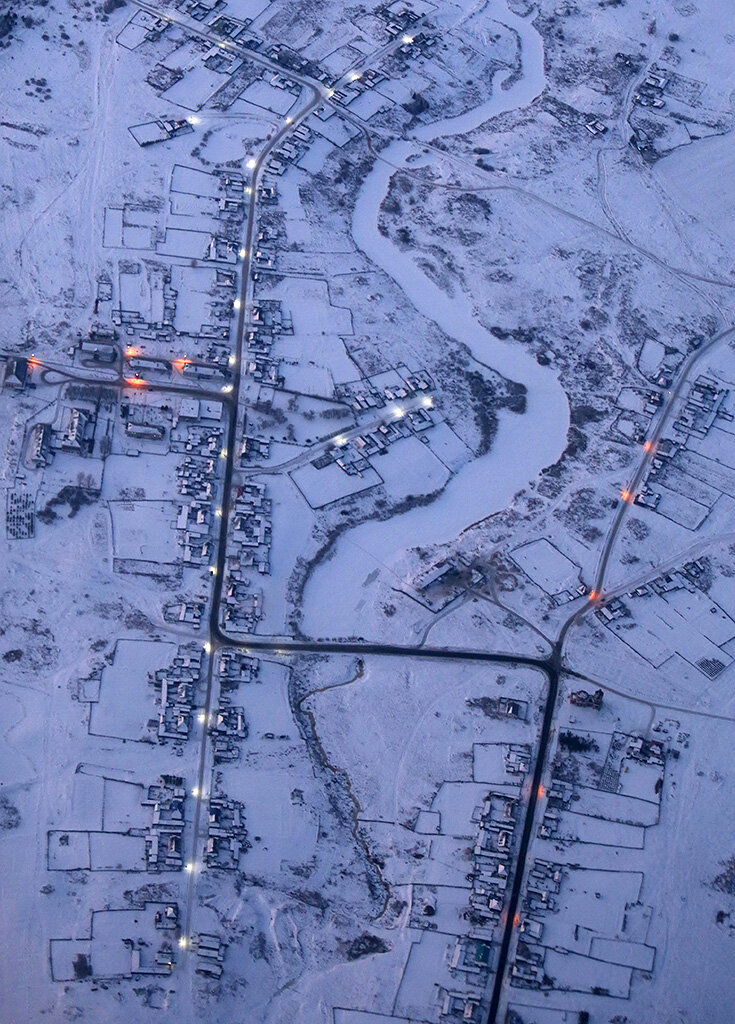 1. Из Тюмени мы вылетели затемно - успеть за короткий февральский день долететь на вертолёте от Сибири до Балтики задача не из простых. Как запасной вариант держали в уме ночёвку в Череповце. 