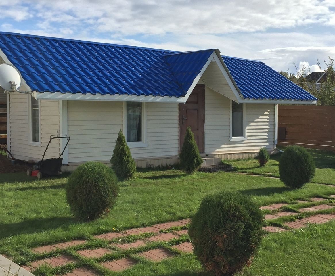 В доме есть санузел с душевой кабиной и стиральной машиной.